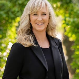 Tracie Everett
